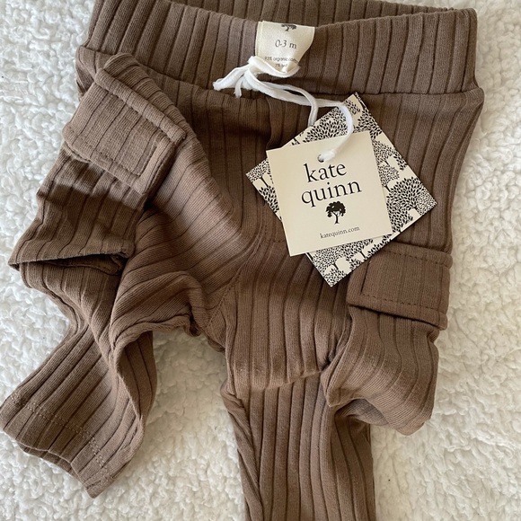 Kate Quinn | Organic Cotton Wide Rib Knit Skinny Cargo Pants in Fossil | 0-3 mo - Picture 3 of 6